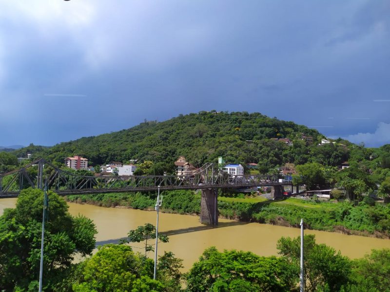&Aacute;reas alongadas de baixa press&atilde;o influenciam o tempo neste final de semana em Blumenau – Foto: Divulga&ccedil;&atilde;o/ND