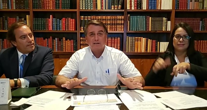 Bolsonaro em live nas redes sociais durante esta quinta (4) – Foto: Reprodução/Facebook