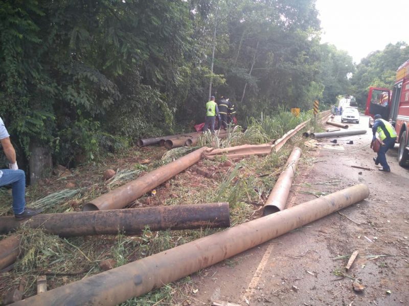 Tubos de desprenderam do caminhão e atingiram o veículo do casal – Foto: Corpo de Bombeiros/ND