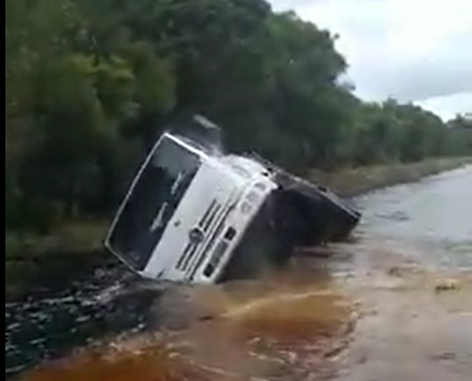 Caminh&atilde;o tombou ap&oacute;s a chuva que atingiu a cidade – Foto: Reprodu&ccedil;&atilde;o/Redes Sociais