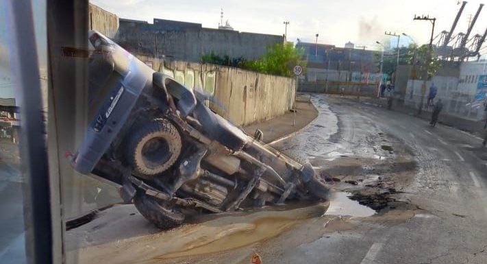 Caminhonete ficou com a parte traseira para cima, mas motorista conseguiu sair e n&atilde;o se feriu – Foto: Divulga&ccedil;&atilde;o