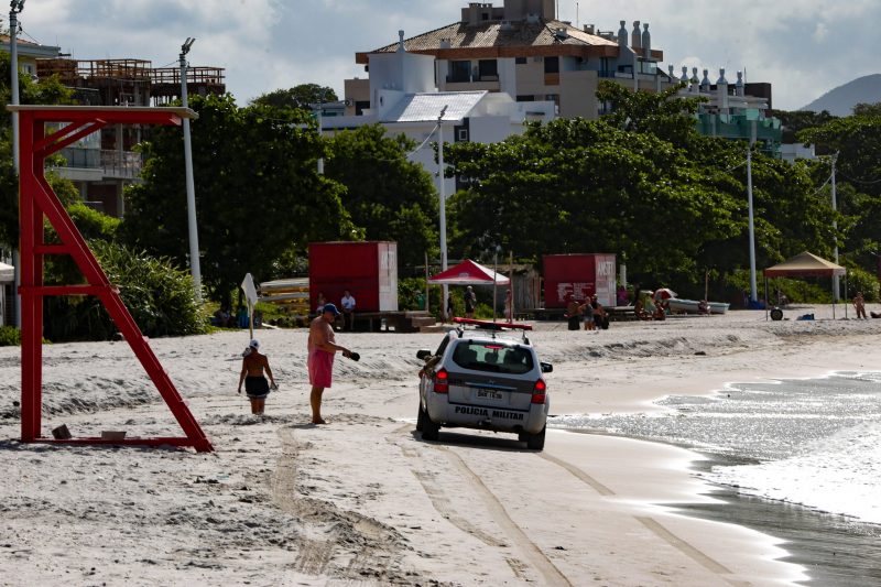 Pol&iacute;cia Militar em Canasvieiras, no s&aacute;bado: for&ccedil;as de seguran&ccedil;a fiscalizaram cumprimento do lockdown no fim de semana – Foto: Mauricio_Vieira/ND