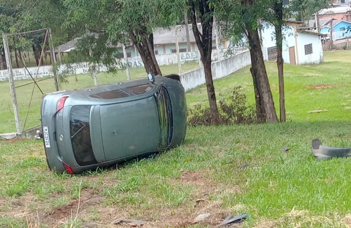 Câmera flagra capotamento de carro em SC – Foto: Reprodução/ND