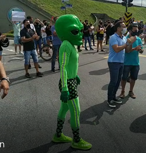 Alien participou de protesto na tarde desta sexta-feira (3) – Foto: Divulgação/ND