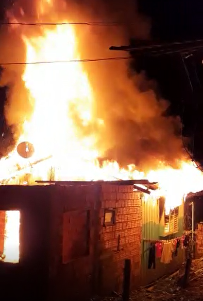 Casa foi completamente destru&iacute;da pelas chamas – Foto: Corpo de Bombeiros/Divulga&ccedil;&atilde;o