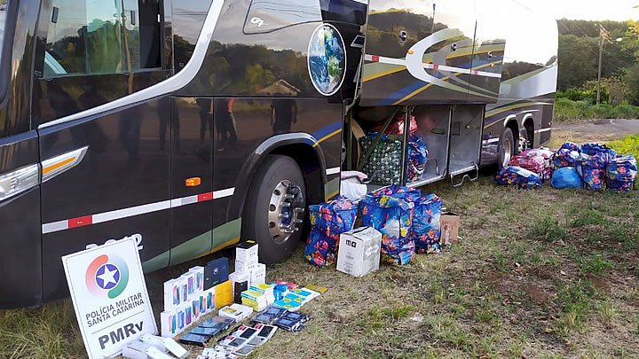 Em um &ocirc;nibus foram localizados cerca de R$ 120 mil em produtos. – Foto: Pol&iacute;cia Militar Rodovi&aacute;ria/Divulga&ccedil;&atilde;o/ND
