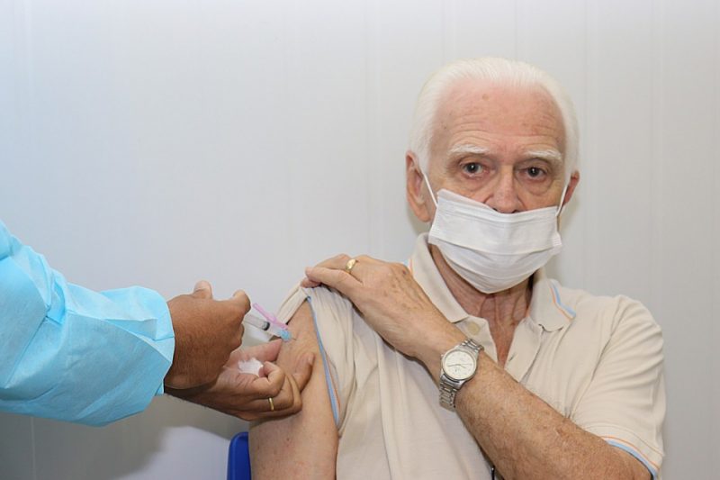 Carlos Braga Mueller, primeiro apresentador de telejornal de Santa Catarina, recebe vacina contra a Covid-19 em Blumenau – Foto: Divulga&ccedil;&atilde;o/Prefeitura de Blumenau