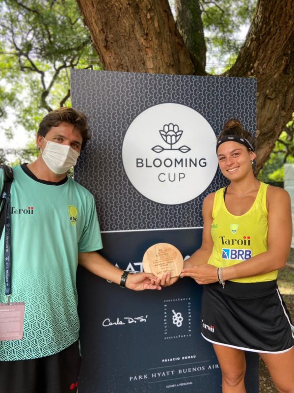 Carol Meligeni com o treinador Luiz Peniza da ADK Tennis – Foto: Blooming Cup/Omar Erre