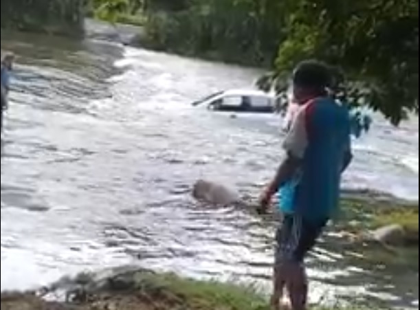 V Deo Carro Tenta Passar Sobre Ponte E Cai Em Rio Em Garuva