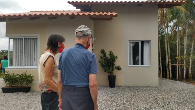 Nova casa foi entregue para o casal nesta sexta – Foto: Jonathan Rocha/NDTV