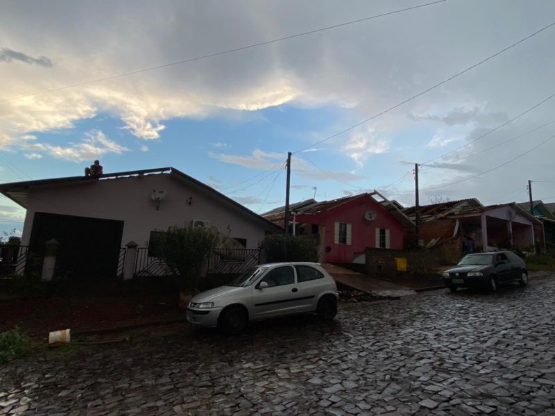 Mais de 20 casas ficaram destelhadas na cidade de Ipua&ccedil;u, no Oeste de Santa Catarina – Foto: Defesa Civil/ND