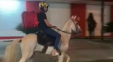 Homem troca moto por cavalo para fazer entregas – Foto: Reprodução Redes Sociais