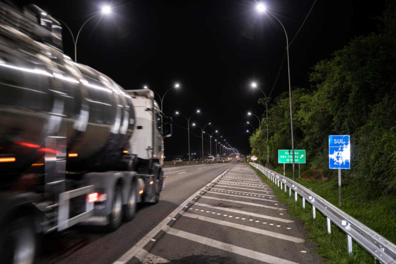 Abertura das pra&ccedil;as de ped&aacute;gio come&ccedil;ar&aacute; com a Opera&ccedil;&atilde;o Branca, para orienta&ccedil;&atilde;o dos usu&aacute;rios sobre a data de in&iacute;cio da cobran&ccedil;a – Foto: CCR Costeira/Divulga&ccedil;&atilde;o