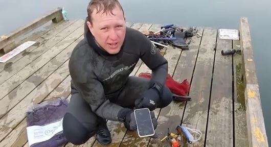 Telefone fica submerso por quase seis meses em lago e funciona no Canadá – Foto: Reprodução/Youtube
