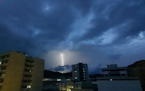 Tempestade muda a cor o céu em Blumenau – Foto: Flávia Prata/NDTV