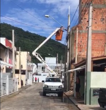 Funcion&aacute;rios da Celesc desligaram as liga&ccedil;&otilde;es clandestinas e recolheram os cabos de energia – Foto: Divulga&ccedil;&atilde;o/ND