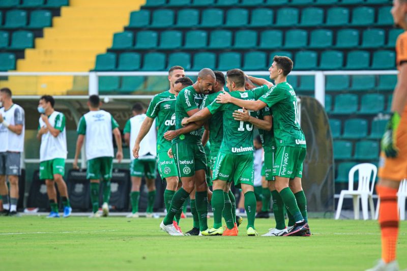 Jogadores da Chapecoense comemoram gol no Scarpelli