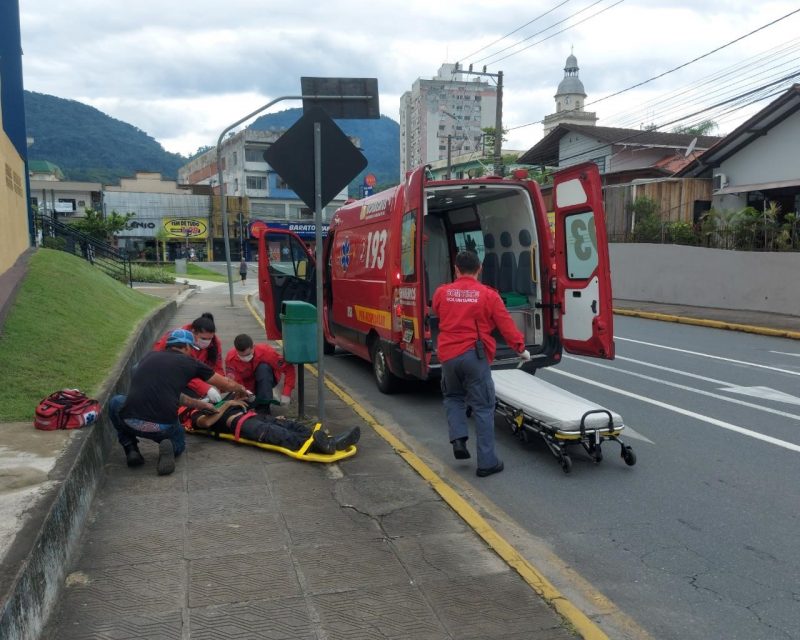 Acidente aconteceu na manhã de terça-feira (2), no Centro da cidade – Foto: choque jaraguá
