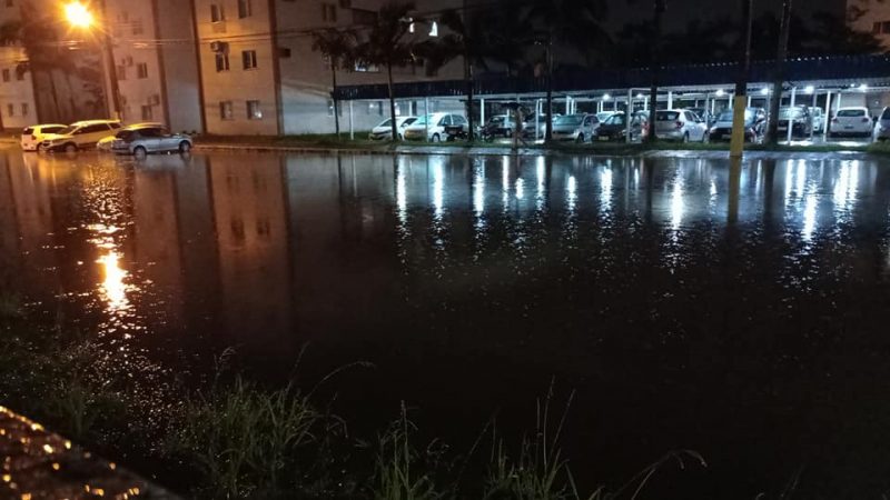 Al&eacute;m de alagamentos, tamb&eacute;m houve deslizamentos e destelhamentos na cidade – Foto: Paulo Oliveira/ND