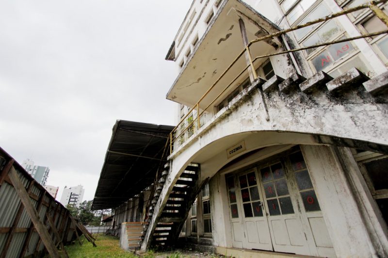 A prefeitura de Joinville suspendeu o edital de contratação de empresa para a elaboração dos projetos de restauração da Cidadela Cultural Antarctica, espaço destinado à cultura e à arte na cidade. O município informou que o tramite, lançado no fim de julho, foi suspenso para a realização de alterações, já que não incluía os prédios que ficam na parte de trás do terreno e nem as alterações na estrutura causadas pelo incêndio que atingiu um dos prédios há cinco meses – Foto: Fabrício Porto