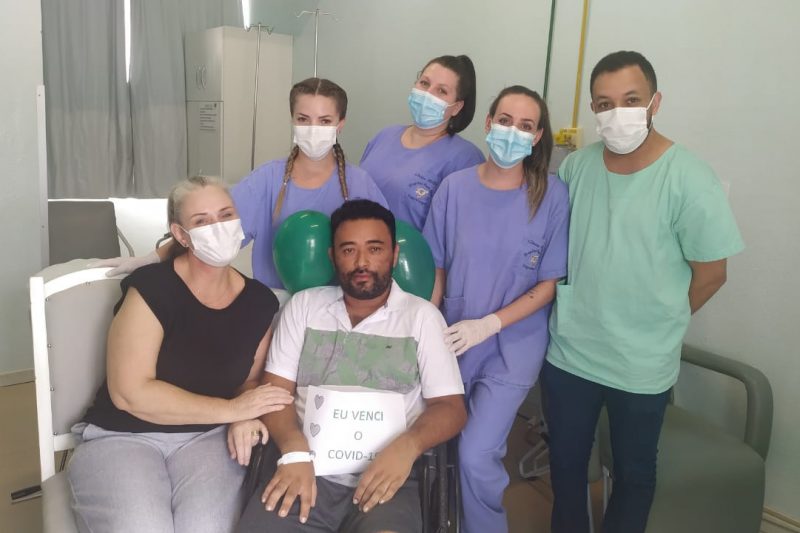 Ao lado da esposa Adriana, Clemilto posa com a equipe m&eacute;dico que o atendeu – Foto: Arquivo Pessoal