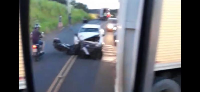 A motocicleta parou embaixo do carro, conforme testemunhas – Foto: Reprodu&ccedil;&atilde;o/ND