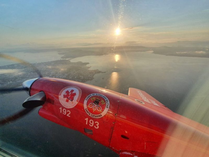 Avi&atilde;o do Arcanjo 02 saiu de Florian&oacute;polis (SC) rumo a Vit&oacute;ria (ES) na manh&atilde; desta ter&ccedil;a-feira (16) – Foto: Corpo de Bombeiros/ND
