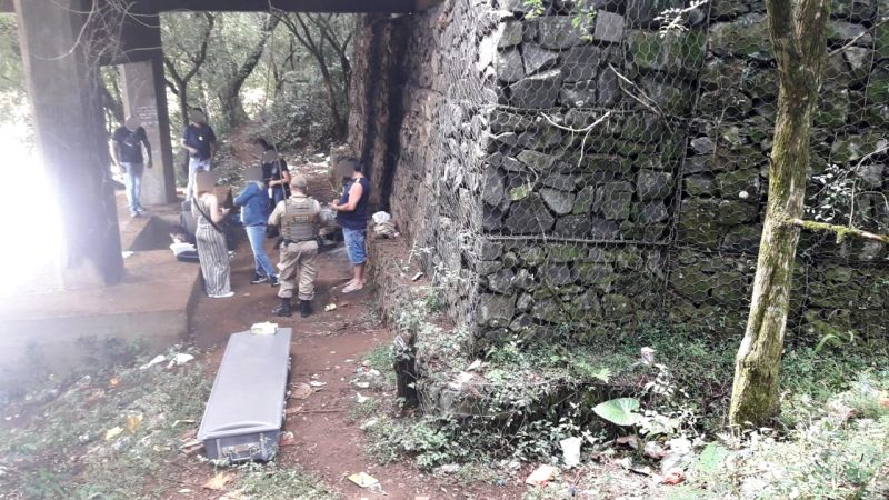 Corpo estava embaixo de uma ponte no município de Caçador – Foto: Lucas Arrigoni/Rádio Caçanjurê/RBV Notícias/ND