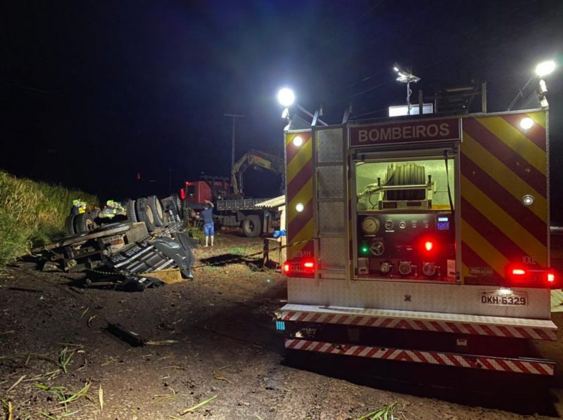 Homem de 49 anos morreu ao tombar caminh&atilde;o em rodovia estadual em Xanxer&ecirc; – Foto: Corpo de Bombeiros/Divulga&ccedil;&atilde;o