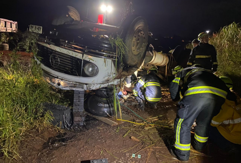 Caminh&atilde;o Mercedes Benz despencou de barranco ap&oacute;s capotar em rodovia estadual – Foto: Corpo de Bombeiros/Divulga&ccedil;&atilde;o