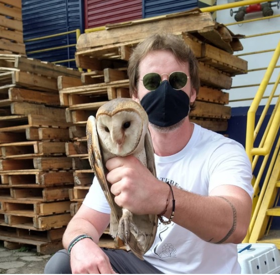Christian Raboch com a coruja que logo em seguida foi solta à natureza – Foto: Divulgação ND