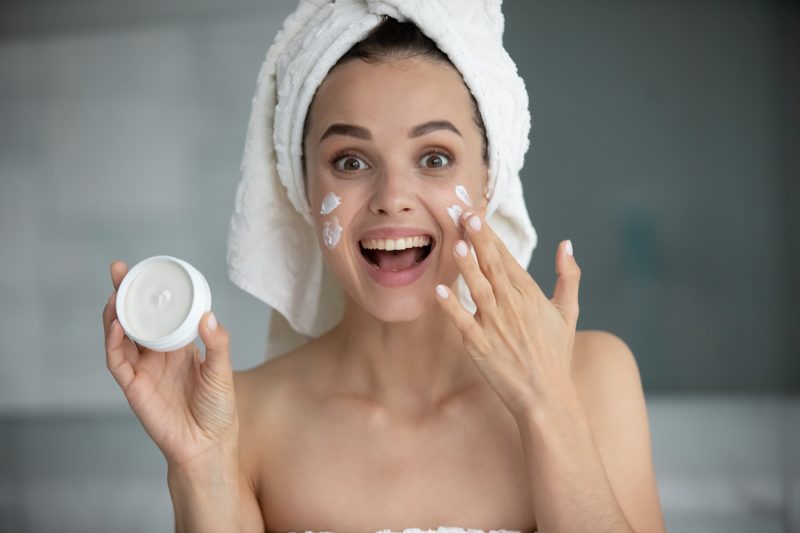 Aplicar o creme barreira, que &eacute; um creme para pele seca ou irritada que suaviza a pele e cont&eacute;m um protetor de pH que restaura o pH da pele, prevenindo les&otilde;es cut&acirc;neas.