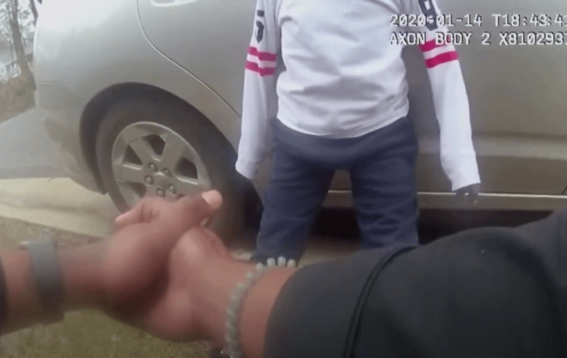 No vídeo, a policial ameaça bater na criança – Foto: Reprodução