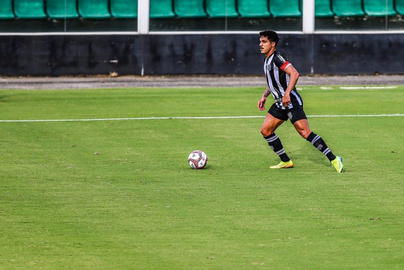 Everton Santos, capit&atilde;o do Figueirense; momento dif&iacute;cil do Furac&atilde;o – Foto: Cristiano Andujar/Andujar Press