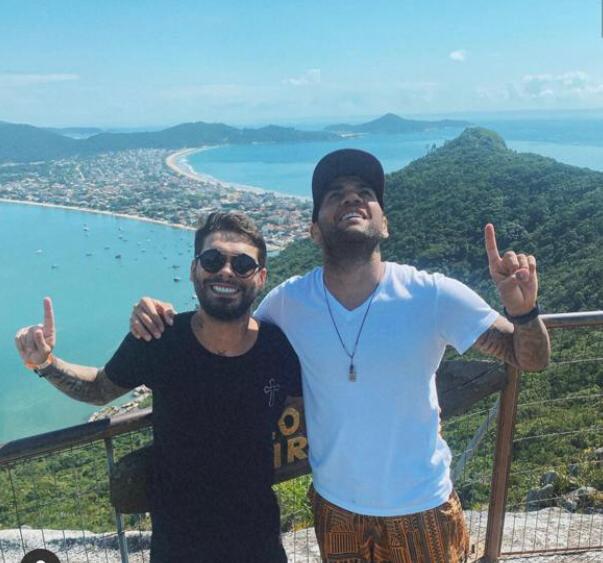 Daniel Alves visitou Bombinhas, no Litoral Norte de Santa Catarina
