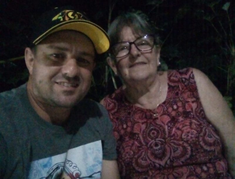 Daniel ao lado da mãe Margarida que também está internada na UPA a espera de um leito de UTI para Covid-19