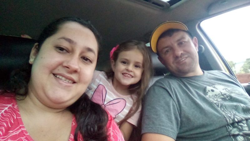 Daniel com a esposa Eliane e a filha Danieli em um passei de carro