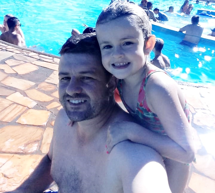 Daniel e a filha Danieli curtindo uma piscina