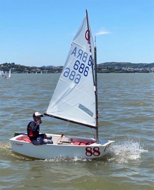 Davi Melatti d’Eça Neves, 10 anos, vem conquistando sucessivas classificações em campeonatos de vela – Foto: Divulgação/ND