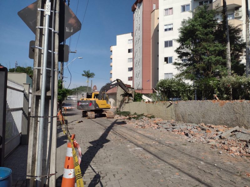 Muro que desabou e matou homem em Blumenau &eacute; completamente demolido – Foto: Talita Catie/ND