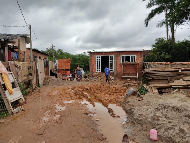 Casa constru&iacute;da por Valdemir abriga sete pessoas, entre crian&ccedil;as e adultos – Foto: Dani Lando/NDTV