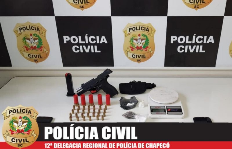 Com o suspeito encontrados uma arma de fogo, drogas e balan&ccedil;a de precis&atilde;o – Foto: Pol&iacute;cia Civil/ND