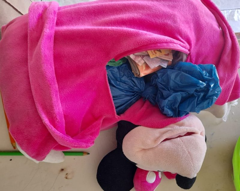 Droga foi encontrada dentro de uma mochila em São Francisco do Sul – Foto: Polícia Militar/Divulgação