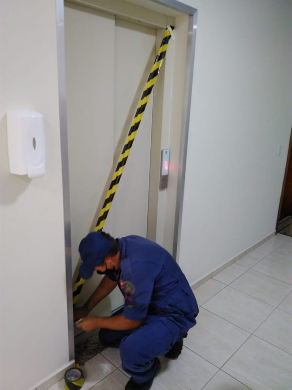 Com chave específica, bombeiro consegue abrir a porta do elevador – Foto: Corpo de Bombeiros de Mafra/Divulgação ND
