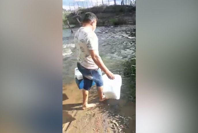 Enfermeiro atravessou rio a pé para vacinar idosa – Foto: Redes Sociais/Reprodução/ND