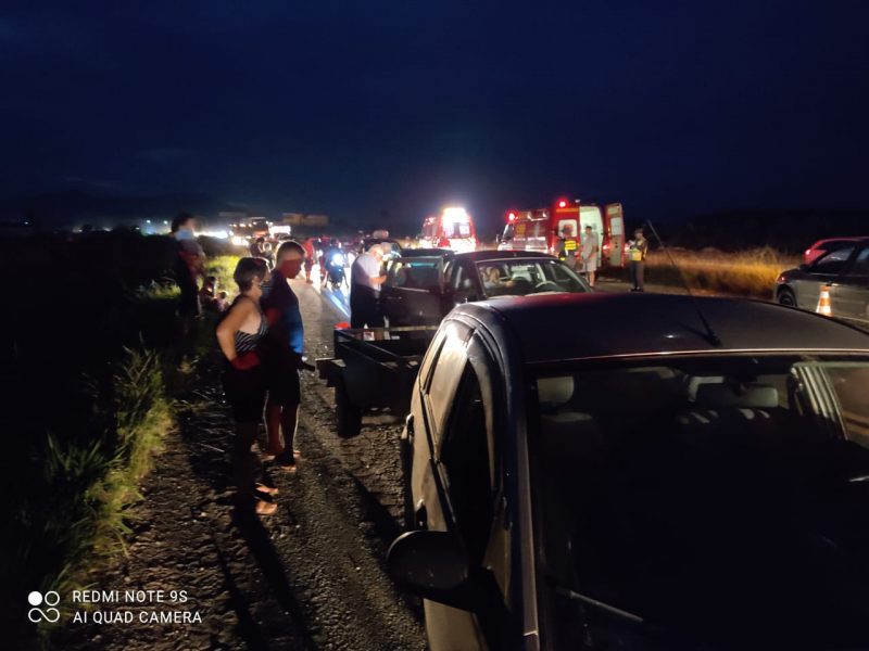 Cinco carros se envolveram no engavetamento na noite deste domingo (21) &#8211; Foto: Corpo de Bombeiros Militar/Divulgação