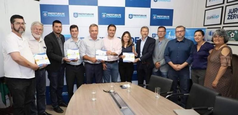 Entrega Plano de Desenvolvimento Econômico por entidades da sociedade civil em 2019 – Foto: Ampe/Divulgação/ND