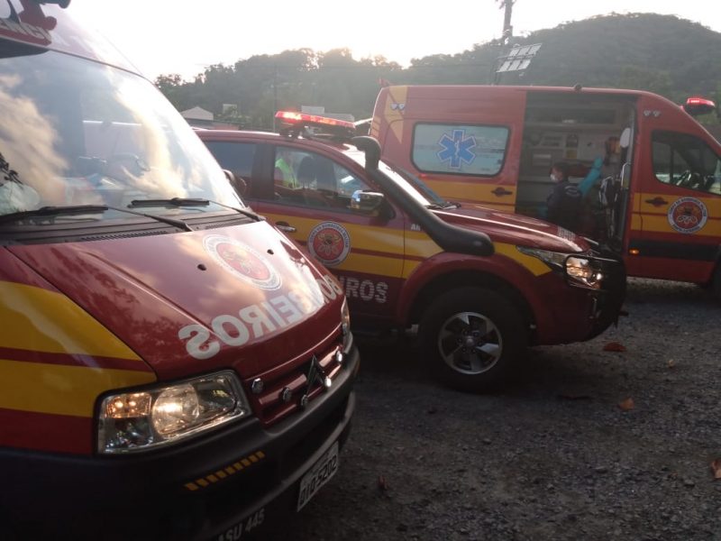 Tr&ecirc;s ambul&acirc;ncias e Arcanjo 3 auxiliaram no socorro &agrave;s v&iacute;timas – Foto: CBM/Divulga&ccedil;&atilde;o