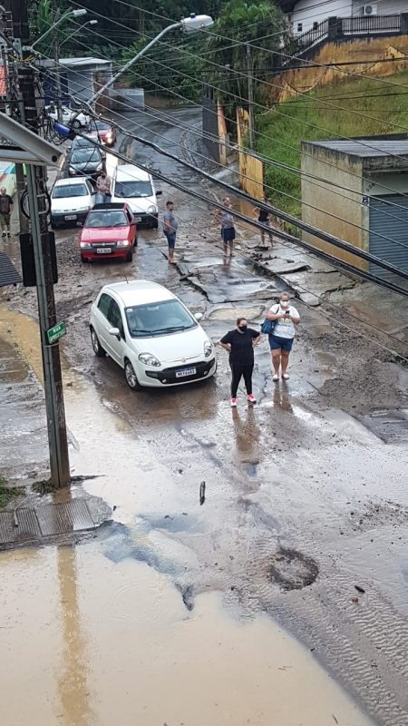 Imagens mostram situação da rua Engenheiro Odebrecht – Foto: Clóvis Hostins/Arquivo pessoal