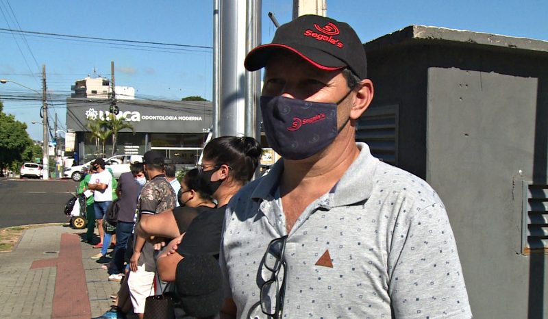 Leonir Ant&ocirc;nio esperava atendimento na frente da Caixa Econ&ocirc;mica – Foto: Roberto Bortolanza/NDTV/ND